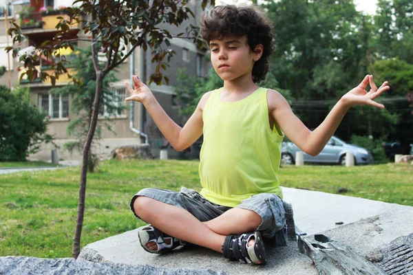 Yoga yapıyor