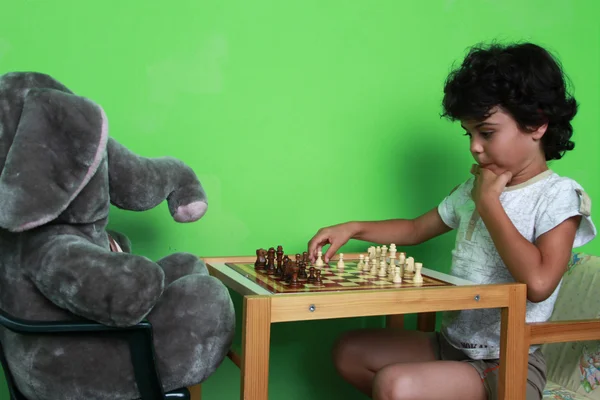 Шахматы с другом-игрушкой — стоковое фото
