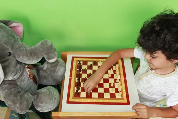 Шахматы с другом-игрушкой — стоковое фото
