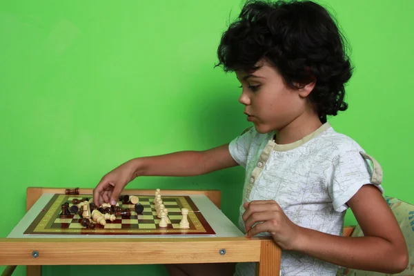 Мальчик с шахматами — стоковое фото