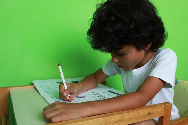 Chłopiec jest pisanie — Zdjęcie stockowe