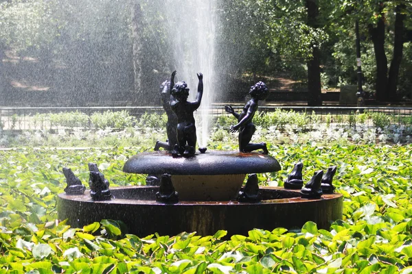 Artystyczna fontanna — Zdjęcie stockowe