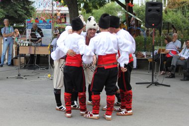 Serbian dancers talking clipart