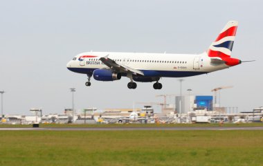 Lizbon Havaalanı, 19 th Mayıs 2012. british airways aicraft bankamatik Havaalanı binalarda açılış