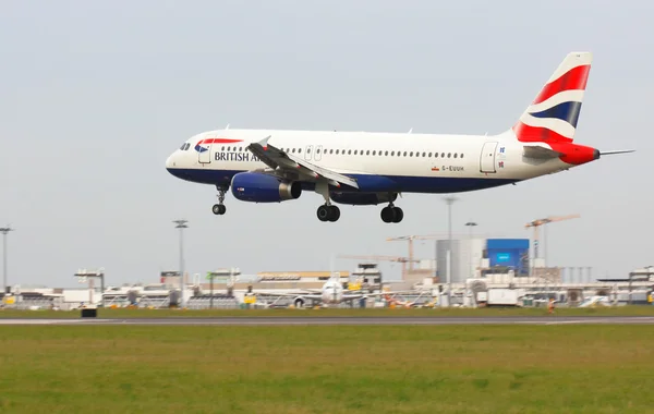 stock image Lisbon Airport, 19 th May 2012. British airways aicraft landing with airport buildings in bakground