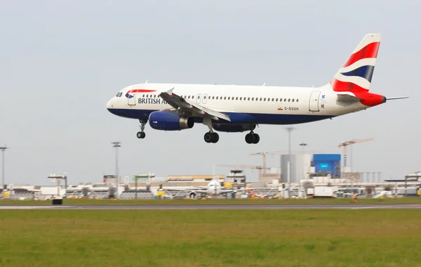 Lisabonské letiště, 19 května 2012. společnost British airways stroj přistání s letištních budov v bakground — Stock fotografie