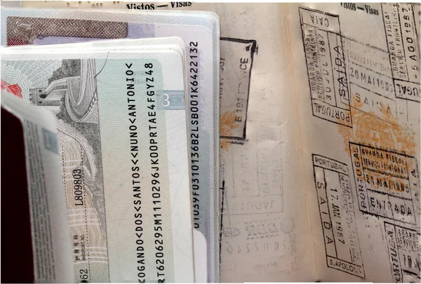 Σύγχρονη διαβατήρια vs παλιά γεμάτη γραμματόσημα — Φωτογραφία Αρχείου