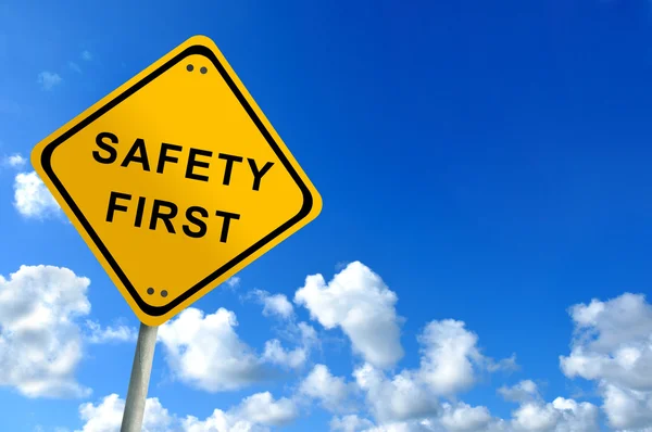 安全第一交通标志在蓝天上 — 图库照片