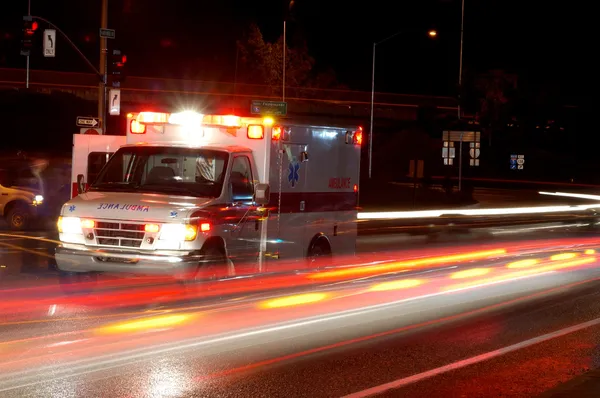 Ambulancia nocturna Imágenes de stock libres de derechos