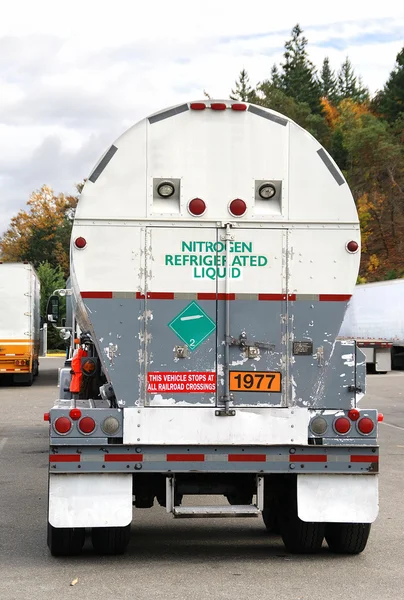 液态氮 un1977 卡车 — 图库照片