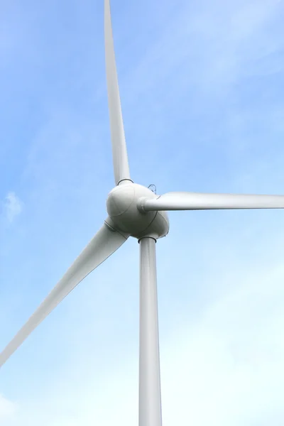 Windturbine met een mooie blauwe hemel — Stockfoto
