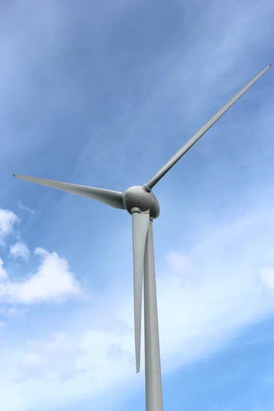 Turbina eolica con un bel cielo blu — Foto Stock