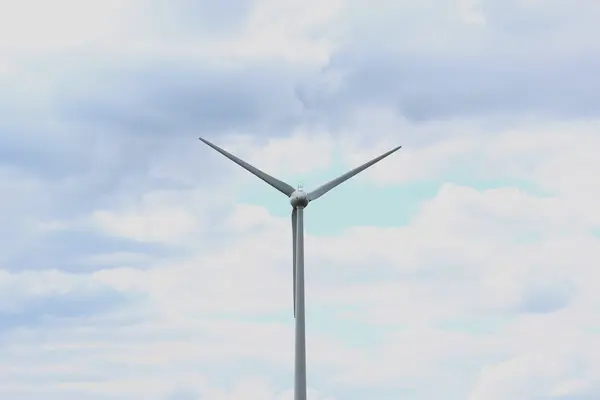 Větrná turbína s pěkné modré nebe — Stock fotografie