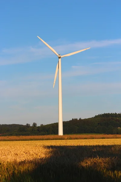 Turbina eólica con un bonito cielo azul —  Fotos de Stock