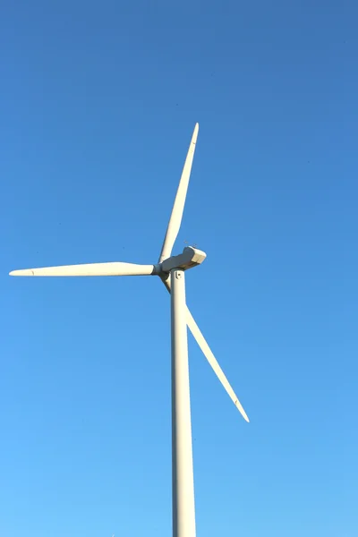 Vindkraftverk med en fin blå himmel — Stockfoto