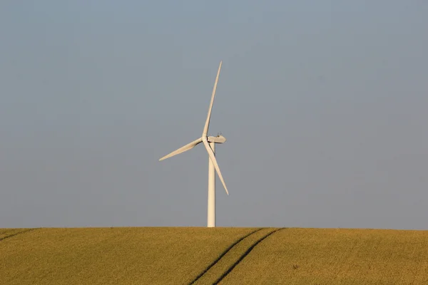 Větrná turbína s pěkné modré nebe — Stock fotografie