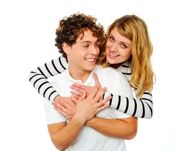 Çekici genç bir çift birbirlerine sarılma — Stok fotoğraf
