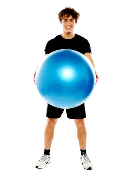 Manliga tränare håller en pilate boll — Stockfoto