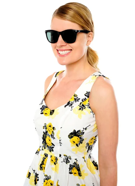 Usměvavá mladá žena nosí sluneční brýle — Stock fotografie