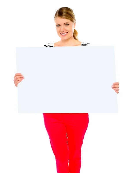Linda senhora exibindo cartaz em branco — Fotografia de Stock
