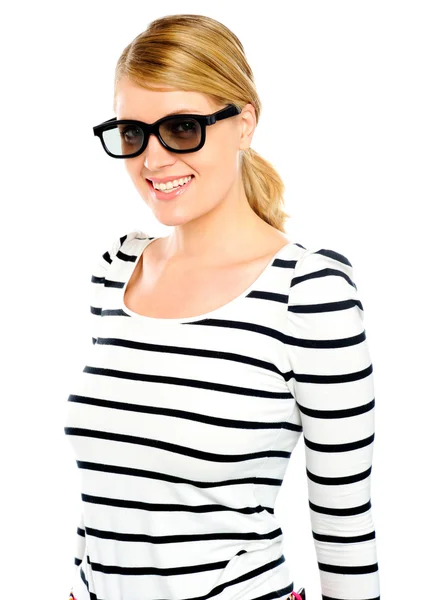 Bella donna di moda con gli occhiali da sole — Foto Stock