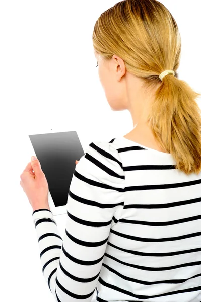 Genç kızın dokunmatik ekran cihaz kullanarak arka görünüm — Stok fotoğraf