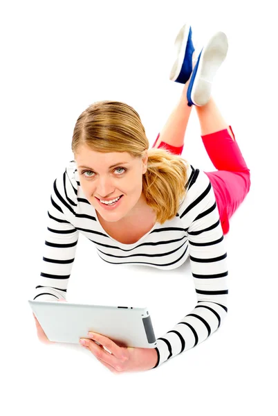 Mladá žena, která drží její tabletový počítač — Stock fotografie