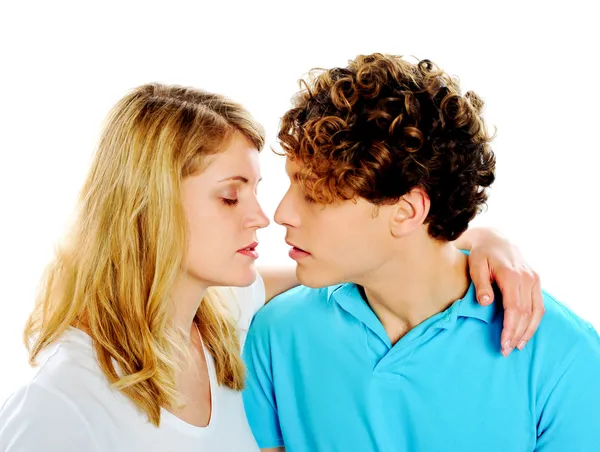 Прекрасная молодая пара собирается поцеловаться — стоковое фото