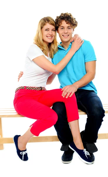 年轻的夫妇在长凳上拥抱 — 图库照片