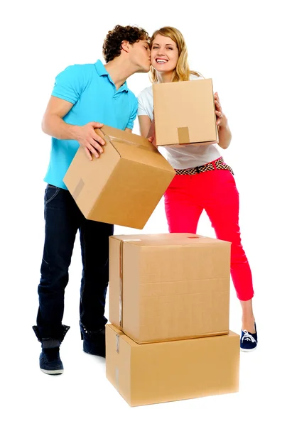Jeune couple tenant doucement des cartons — Photo