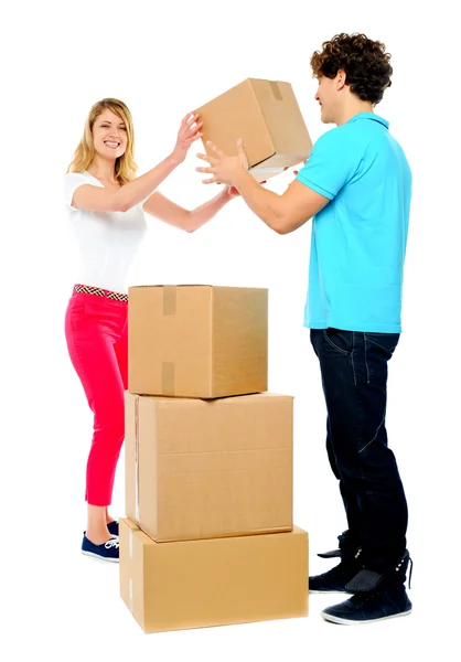 Casal carregando caixas vazias — Fotografia de Stock