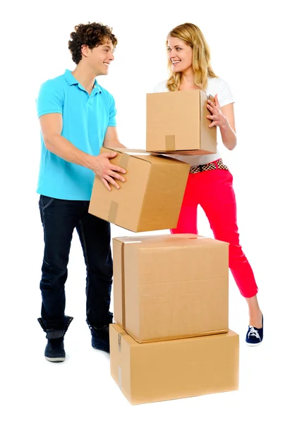 Casal transportando caixas de papelão — Fotografia de Stock