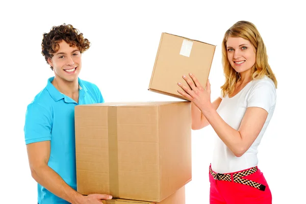 Attractive caucasian couple holding cardboard boxes — Stock Photo, Image