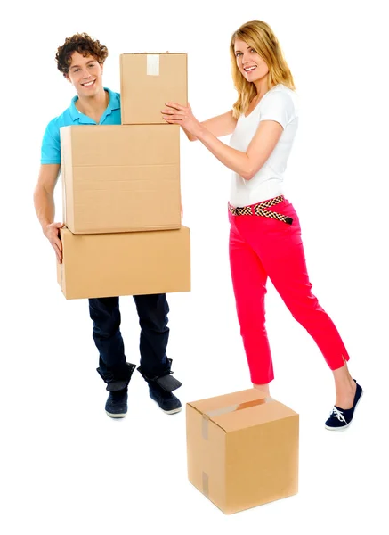 Молода пара тримає і рухає коробки — стокове фото