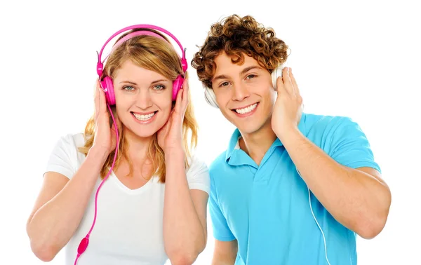 Par njuter av musik genom hörlurar — Stockfoto