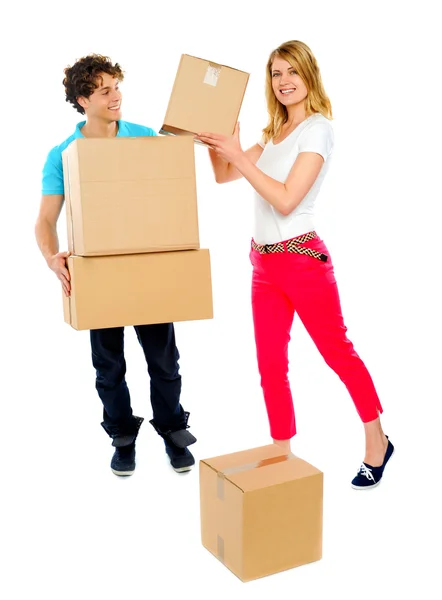 Smiling couple moving cardboard boxes — Stock Photo, Image