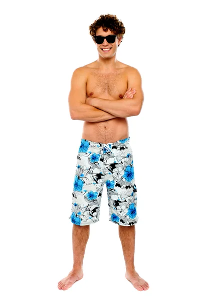 Chico de playa posando sin camisa, con los brazos cruzados — Foto de Stock