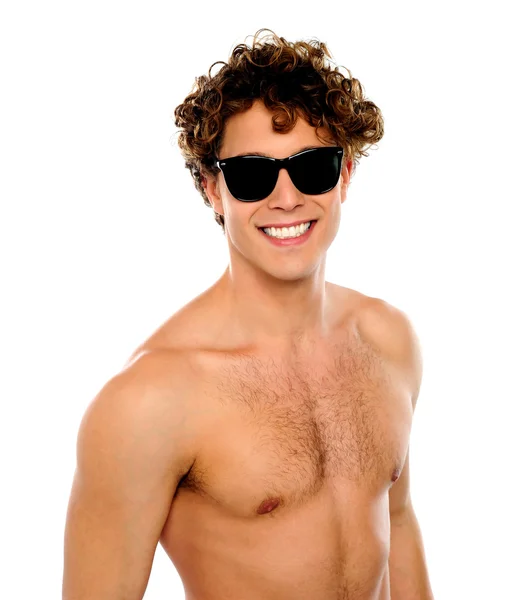 Парень без рубашки в солнечных очках, крупным планом — стоковое фото