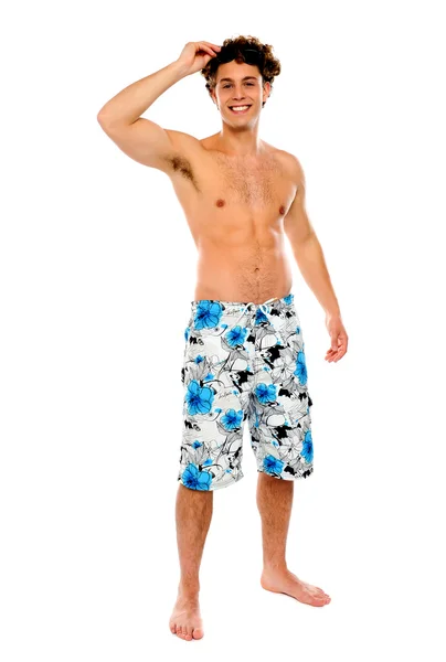 Мускулистый парень без рубашки в купальнике — стоковое фото