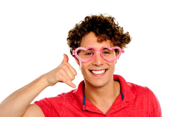 Junge posiert mit herzförmiger Brille — Stockfoto