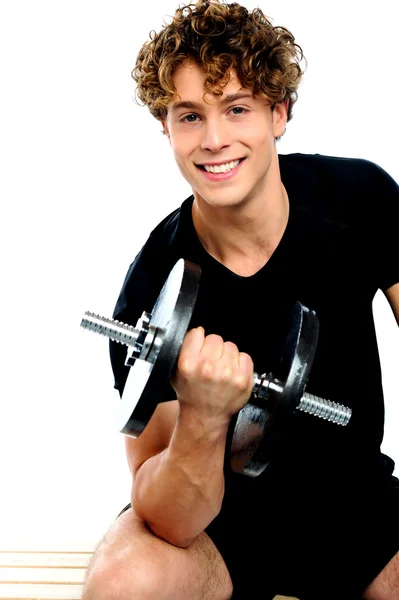 Fit trainer doing biceps exercise — Stock Photo, Image