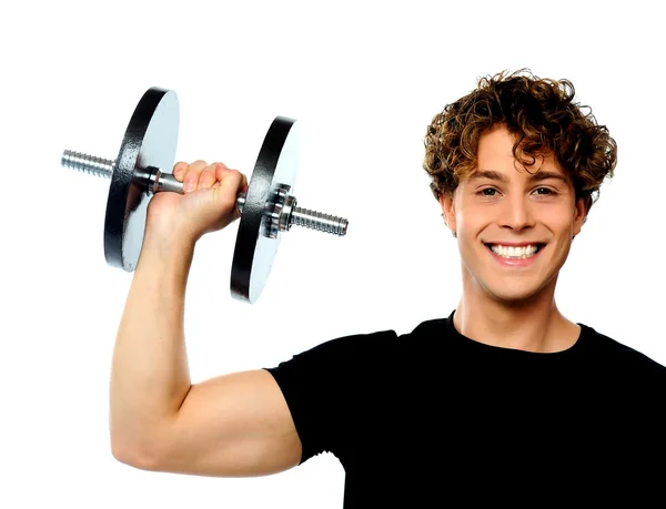 Poderoso muscular jovem levantando peso — Fotografia de Stock
