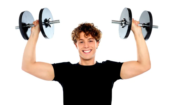 Porträt eines lächelnden Athleten beim Heben von Gewichten — Stockfoto