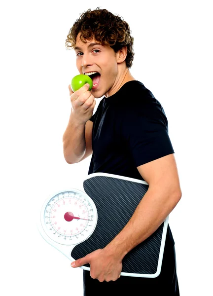 Smart kille äter grönt äpple — Stockfoto