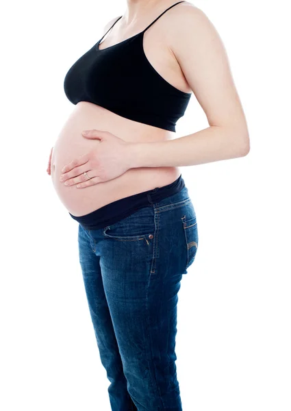Genç hamile kadının kırpılmış görüntü — Stok fotoğraf