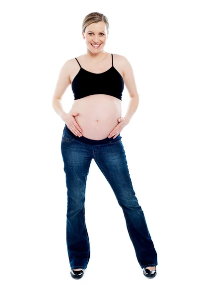 Kobieta w ciąży sobie modny strój — Zdjęcie stockowe