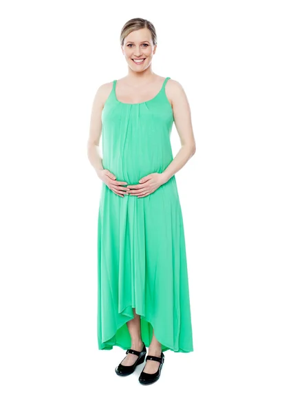 プリンセスのような服を着たブルネットの妊娠中の女性 — ストック写真