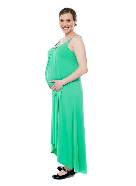 Zwangere vrouw poseren in trendy mode slijtage — Stockfoto