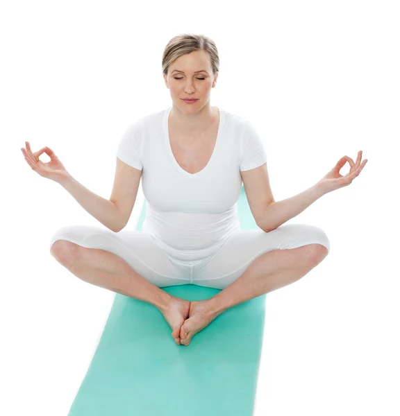 Young woman meditating in lotus pose — Stock Photo, Image
