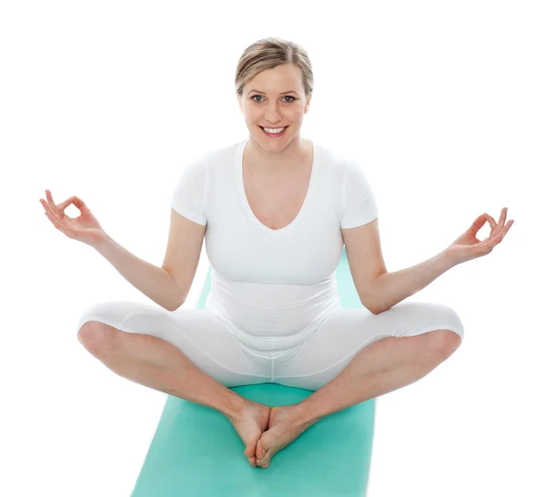 Atrakcyjnych kobiet w ciąży robi ćwiczenia — Zdjęcie stockowe